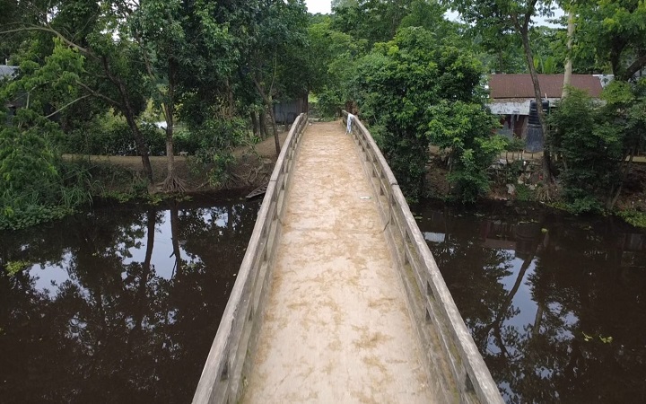 সরু সেতুতে চরম জনদুর্ভোগ জগন্নাথপুরবাসী