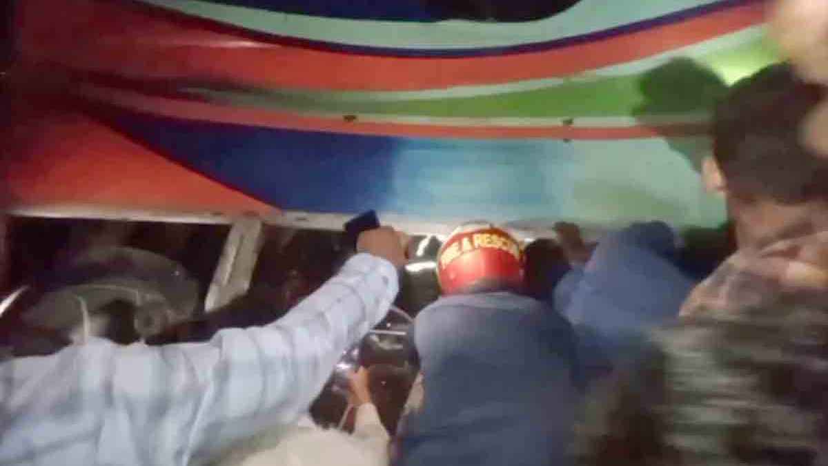 মাজার জিয়ারত শেষে ফেরার পথে বাস উল্টে বৃদ্ধা নিহত