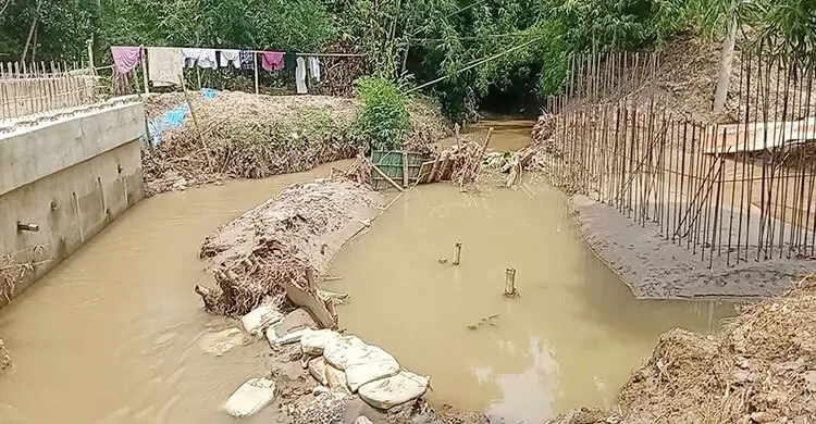 সেতুর কাজ বন্ধ, দুর্ভোগে ২৫ গ্রামের মানুষ