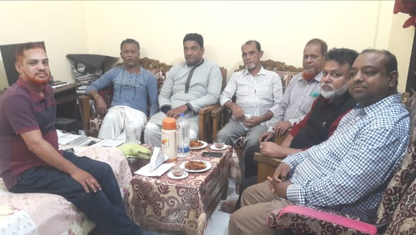 সাংবাদিক চঞ্চল মাহমুদ ফুলরের শয্যাপাশে সদর দক্ষিণ নাগরিক কমিটির নেতৃবৃন্দ