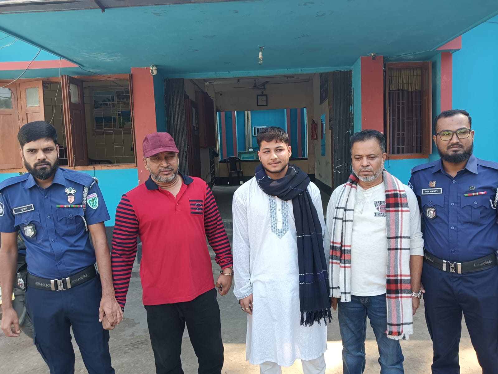 জৈন্তাপুর বিদেশী মদ সহ ইউপি চেয়ারম্যান ও ২ সহযোগী আটক