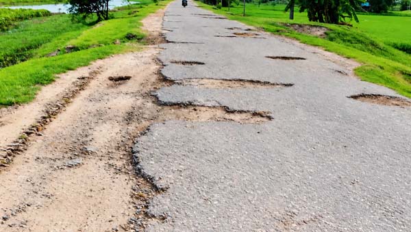 ৬৬ কোটি টাকার সড়কে খানাখন্দ