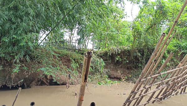 নদীভাঙনে বিলীনের পথে শিমুলতলার শত বছরের পুরনো কবরস্থান