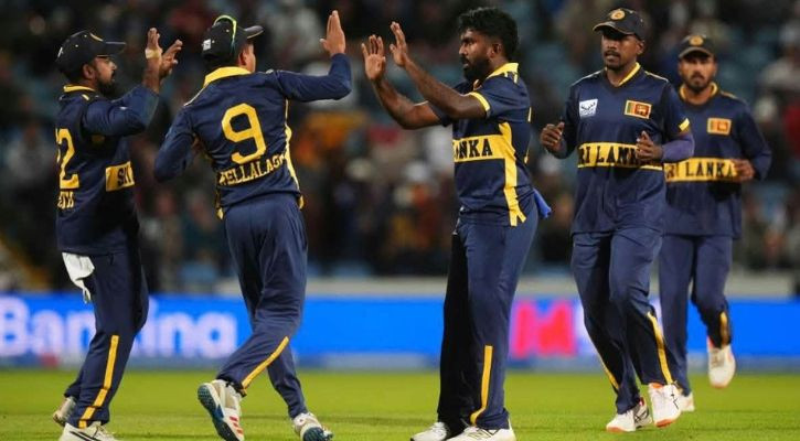 রোমাঞ্চকর লড়াইয়ে ইংল্যান্ডকে হারিয়ে সিরিজে সমতায় শ্রীলঙ্কা