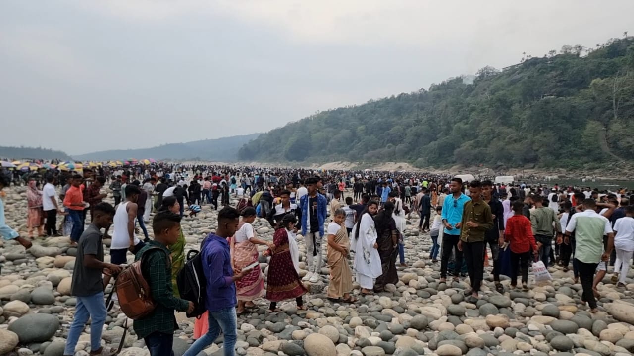 ঈদের ছুটিতে জাফলংয়ে তরুণ তরুণীদের ভিড়