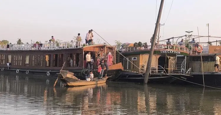 টাঙ্গুয়ার হাওরে পর্যটকবাহী হাউসবোট চলাচলে সতর্কতা জারি