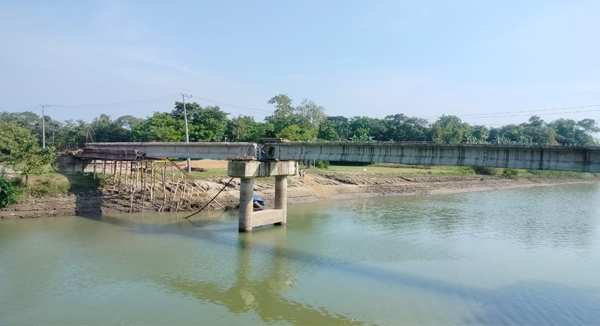 দোয়ারাবাজারের খাসিয়ামারা সেতুর নির্মাণ কাজ মাঝ পথে থমকে আছে