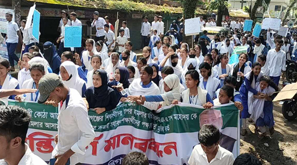  এম এ মান্নানের মুক্তির দাবিতে রাজপথে শিক্ষার্থীরা