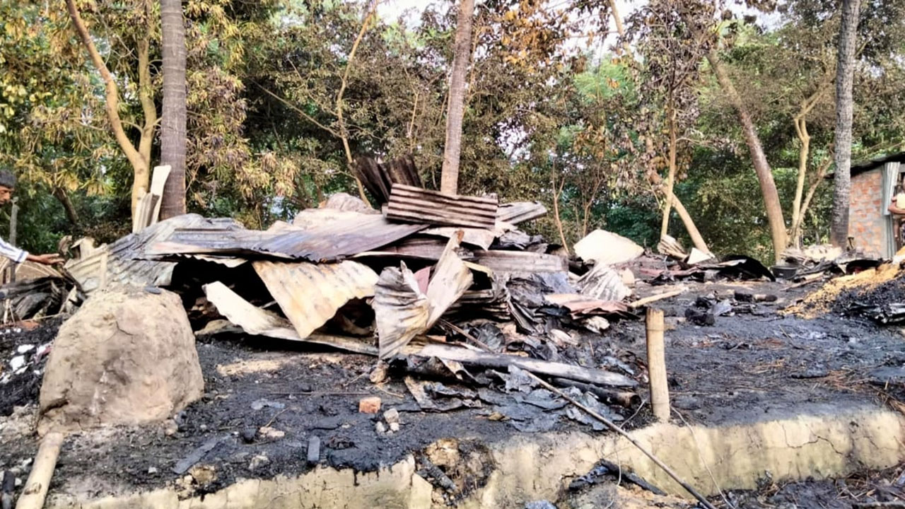 শান্তিগঞ্জে অগ্নিকাণ্ডে নিঃস্ব ৫ পরিবার