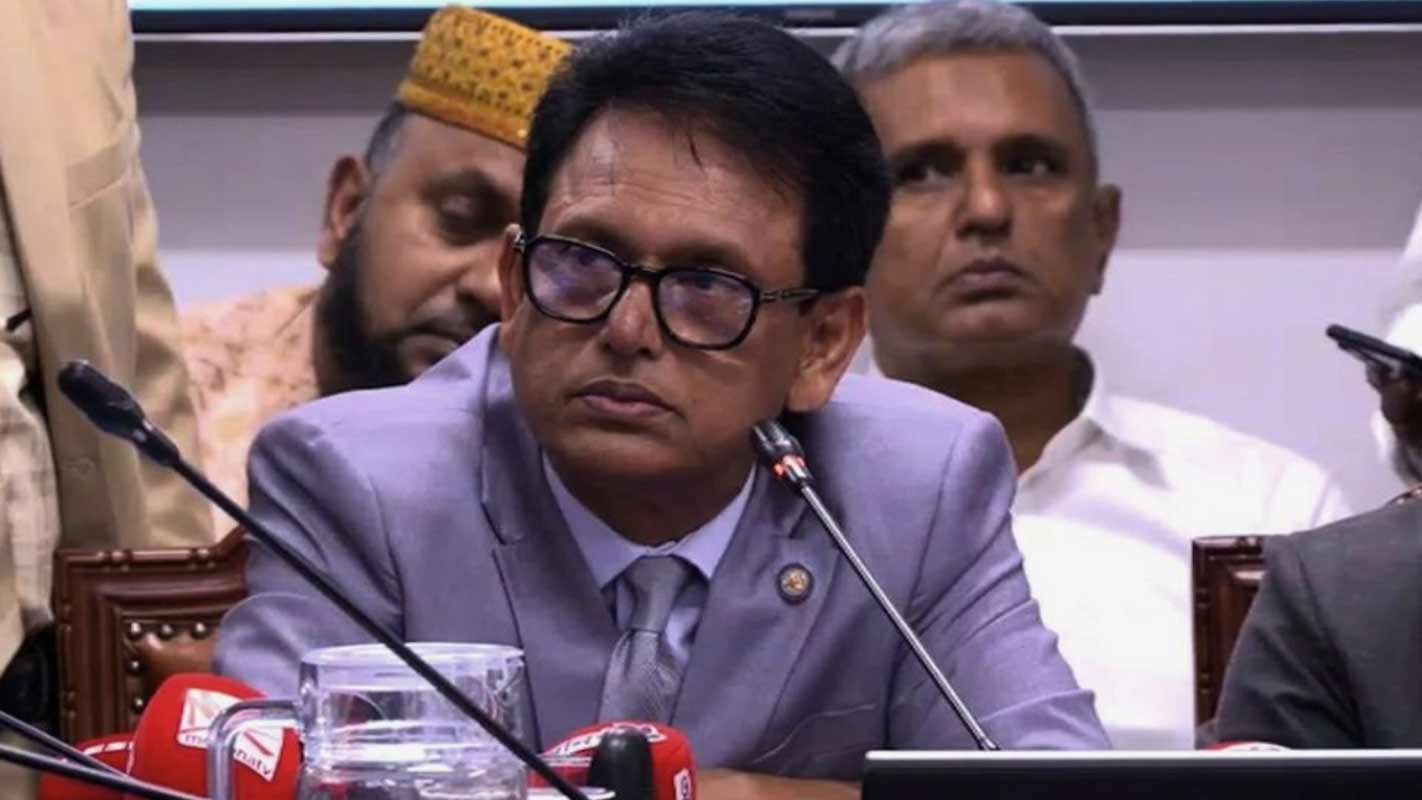 শিক্ষার্থীদের চটিয়ে বিপাকে শিক্ষামন্ত্রী!