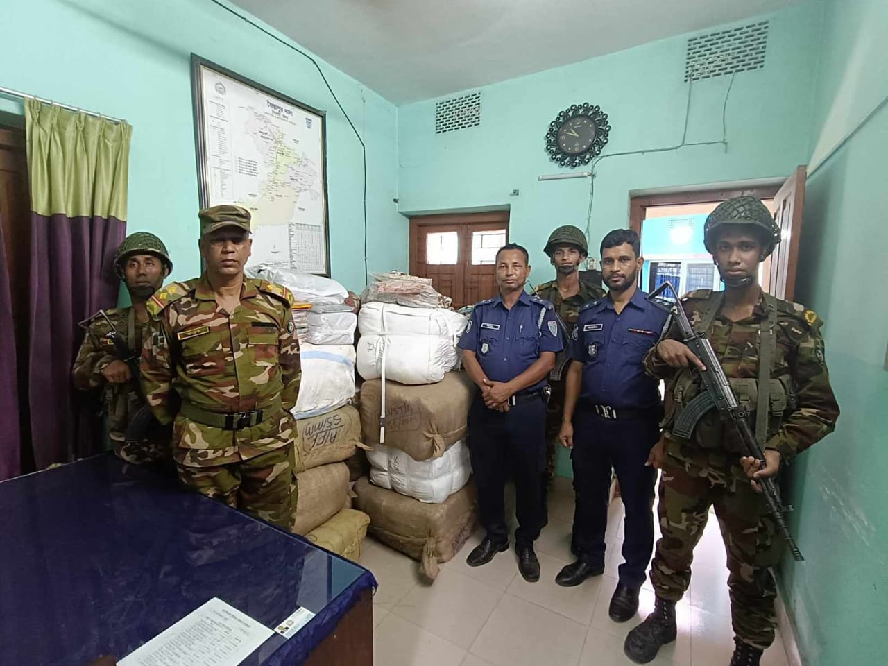 জৈন্তাপুরে সেনাবাহিনীর অভিযানে বিপুল পরিমাণ ভারতীয় কাপড় আটক