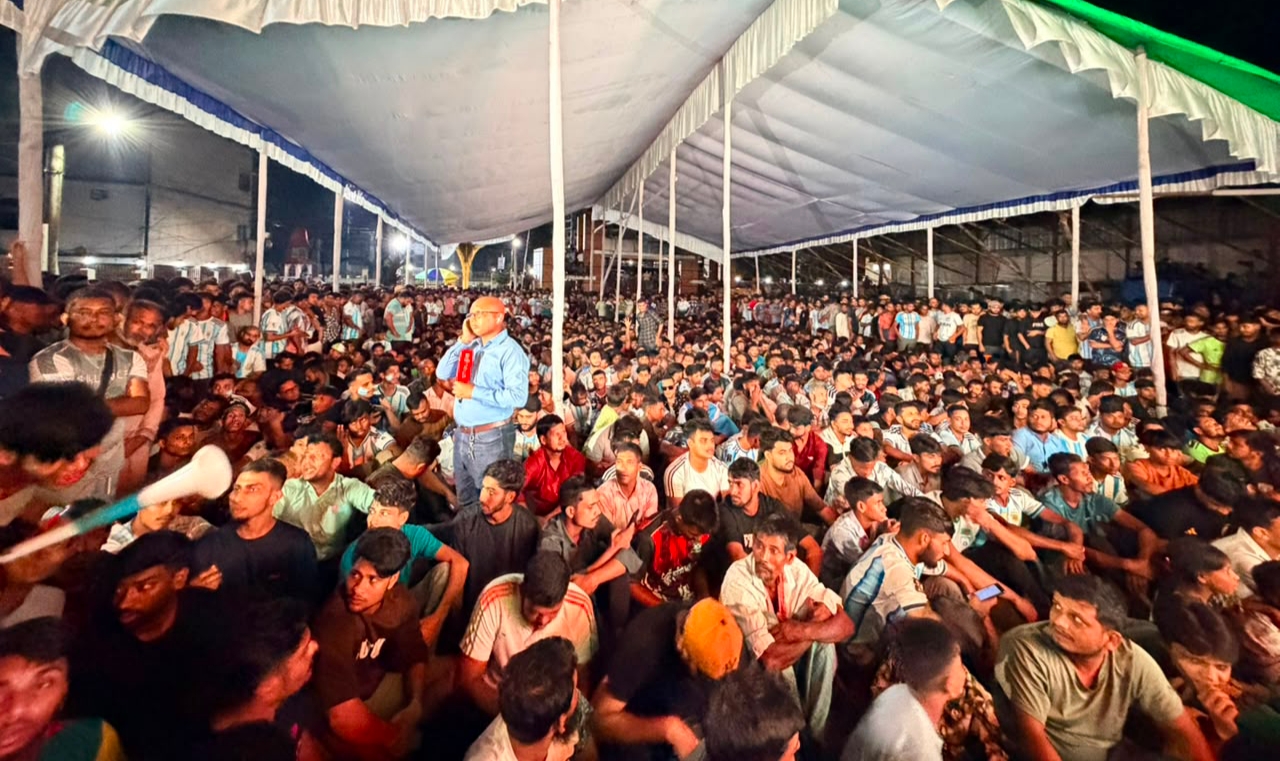 হাজারো দর্শকের উপস্থিতিতে উৎসবমুখর নগর ভবন