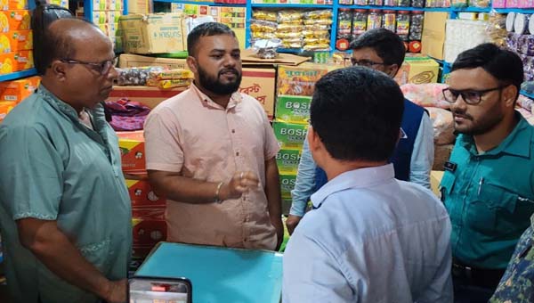 লালদিঘীরপাড়ে মেয়াদোত্তীর্ণ পণ্য বিক্রি, প্রতিষ্ঠানকে ৫০ হাজার টাকা জরিমানা