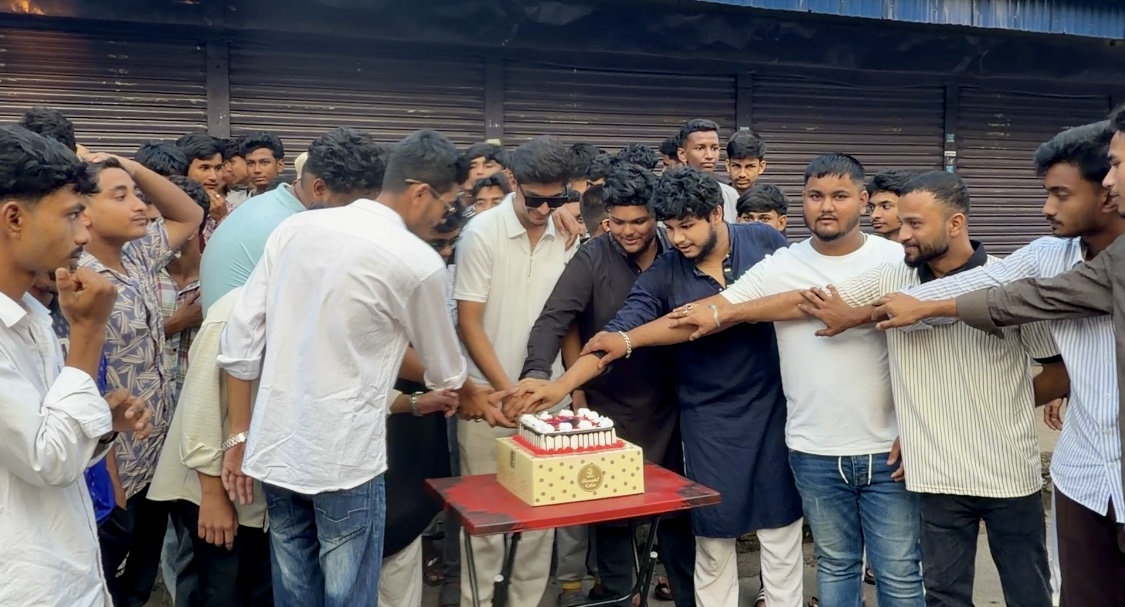জমকালো আয়োজনে ছাত্রদল নেতা আব্দুল্লাহ আল মাহমুদের জন্মদিন পালন