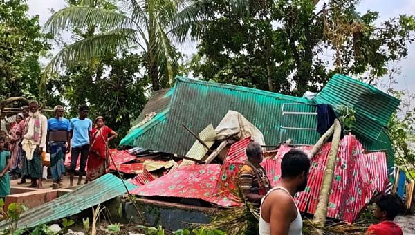 মধ্যনগরে রাতের ঝড়ে ছয় ঘর ক্ষতিগ্রস্ত, আহত ৩