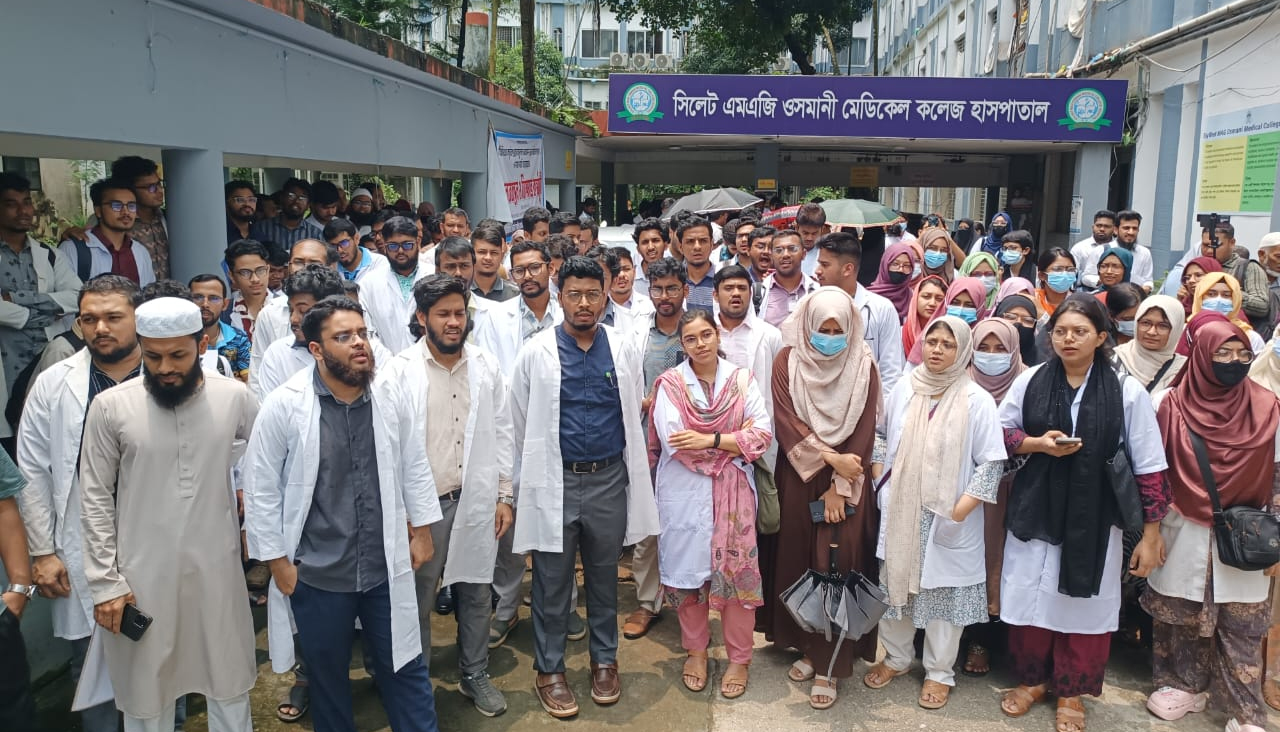 ওসমানী মেডিকেলে কর্মবিরতিতে ইন্টার্ন চিকিৎসকরা