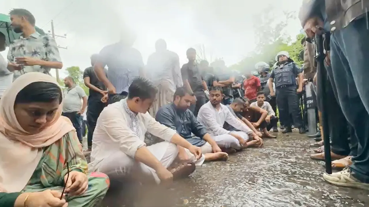 বৃষ্টির মধ্যেই রাস্তায় অবস্থান এনসিপি নেতাদের