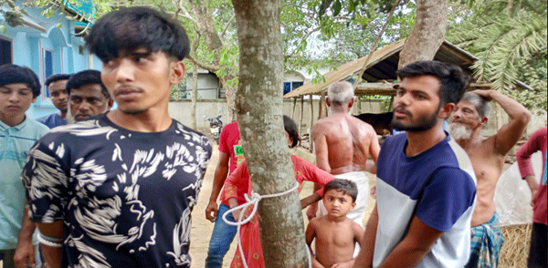 চোর সন্দেহে তিন যুবককে পুলিশে দিল জনতা