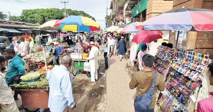 পুলিশ ও সিসিক কর্মচারীদের মদদে বেপরোয়া হকাররা