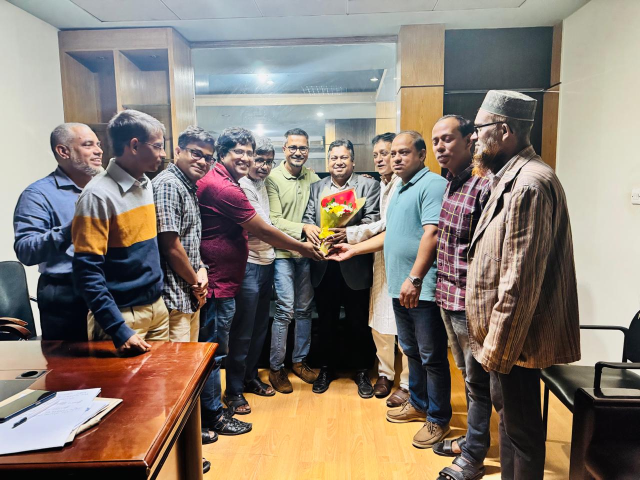 এম সি কলেজ এইচএসসি '৯৪ ব্যাচের কার্যকরী কমিটির সভা অনুষ্ঠিত: গোলজার ও মণিকে ফুলেল শুভেচ্ছা