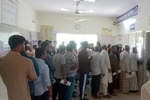 নিজে গেলে &lsquo;ভুল&rsquo;, দালালের মাধ্যমে গেলেই মেলে সমাধান