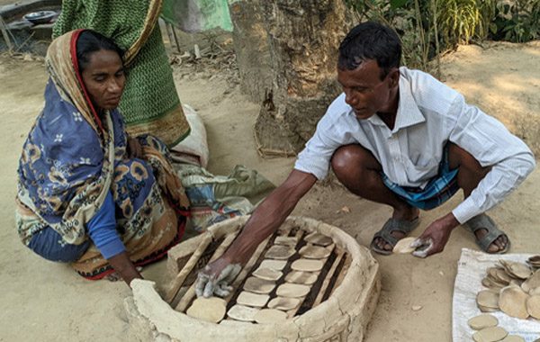  ক্রমশ হারিয়ে যাচ্ছে মাটির বিস্কুট &lsquo;ছিকর&rsquo;