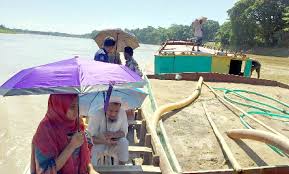 কানাইঘাটে সুরমা নদী থেকে চলছে অবৈধ বালু উত্তোলন