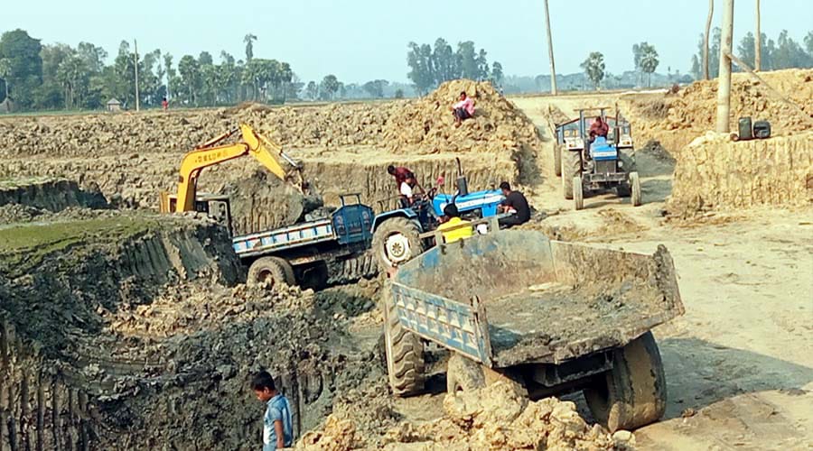 চুনারুঘাটে চলছে রাতভর কৃষি জমির মাটি কাটার মহোৎসব