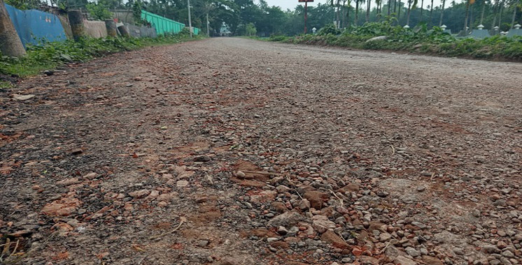 গোয়ালাবাজার-খাদিমপুর সড়কে নিম্নমানের নির্মাণসামগ্রী