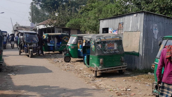 লাখাইয়ে রাস্তা দখল করে যুবলীগ নেতার অফিস