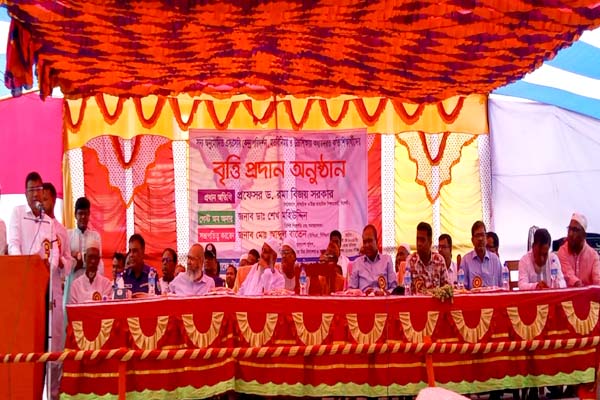 মধ্যনগরে কৃতি শিক্ষার্থীদের মাঝে বৃত্তি প্রদান