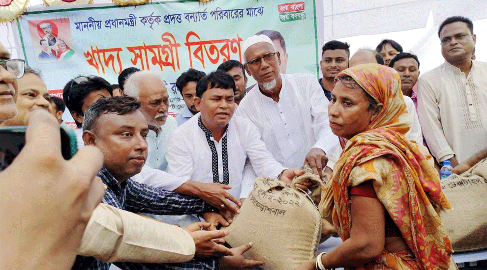  মধ্যনগরে প্রধানমন্ত্রীর পক্ষে ত্রাণ বিতরণ