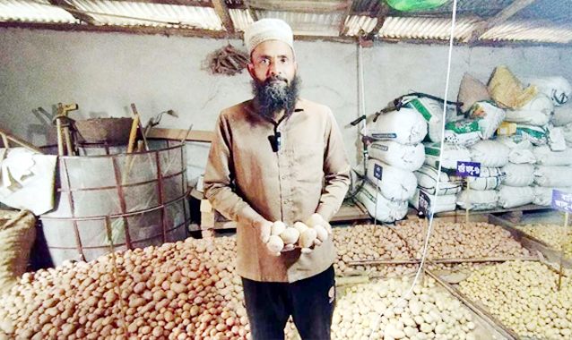 একসঙ্গে ২১ জাতের আলু চাষ করেছেন জালাল