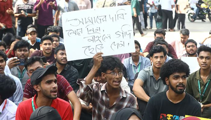 শিক্ষামন্ত্রীর পদত্যাগের দাবিতে শহীদ মিনারে শিক্ষার্থীদের অবস্থান কর্মসূচি