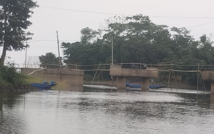 ঝুলে আছে বাংলাবাজার সেতুর কাজ