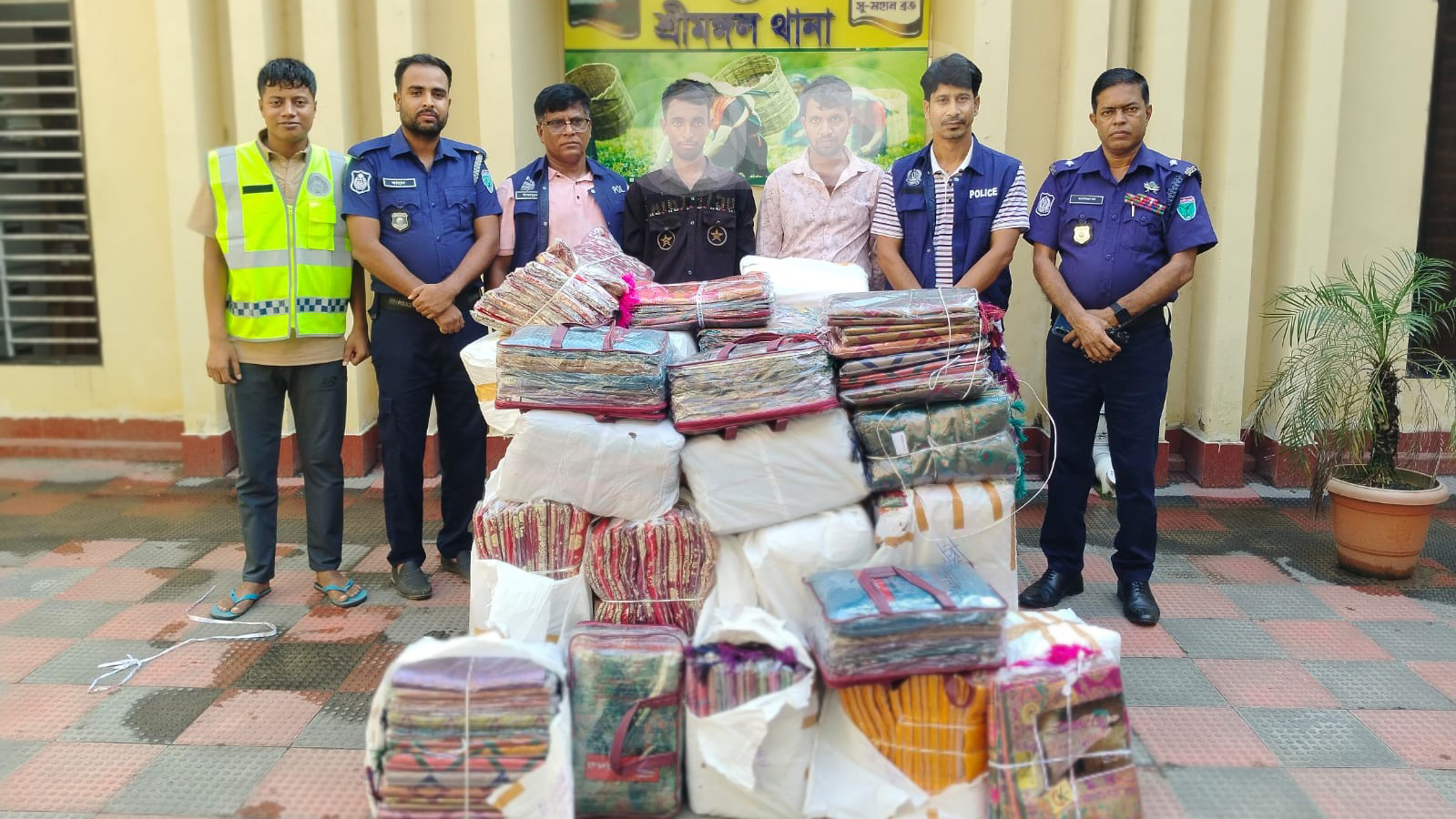 শ্রীমঙ্গলে সাড়ে ১৩ লাখ টাকার ভারতীয় শাড়ি জব্দ, আটক ২