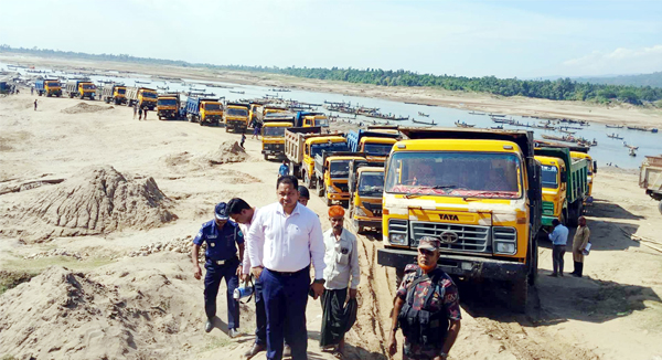 জাফলংয়ে অবৈধ বালু-পাথর উত্তোলন, বিপুল পরিমাণ মালামাল জব্দ