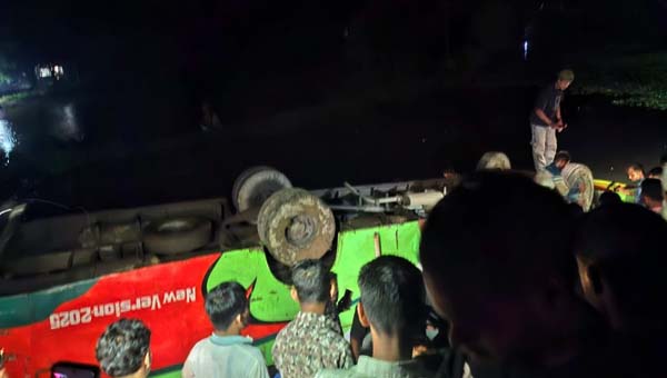 সুনামগঞ্জে বাস খাদে পড়ে নারী নিহত, আহত ২০