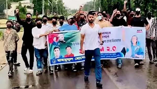বৃষ্টির মধ্যে সুনামগঞ্জে ছাত্রলীগের ঝটিকা মিছিল