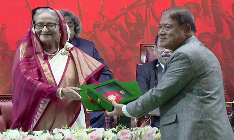 ১০ বিশিষ্ট ব্যক্তির হাতে &lsquo;স্বাধীনতা পুরস্কার&rsquo; তুলে দিলেন প্রধানমন্ত্রী