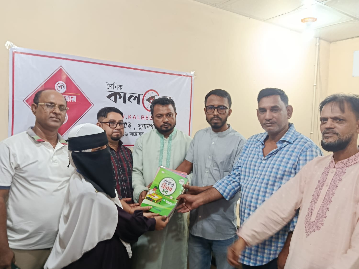 কালবেলার প্রতিষ্ঠাবার্ষিকীতে সহায়ক বই পেল সুবিধাবঞ্চিত নার্গিস