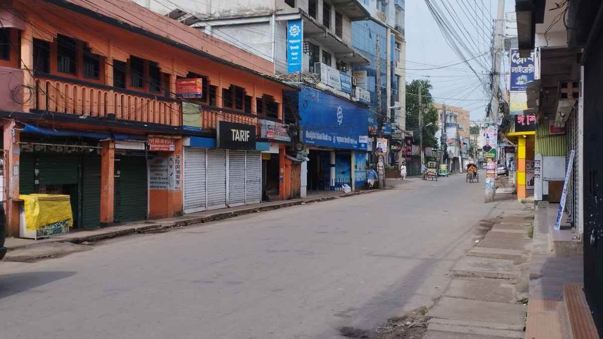 সকালে রাস্তা ফাঁকা, চোখ টিভির পর্দায়