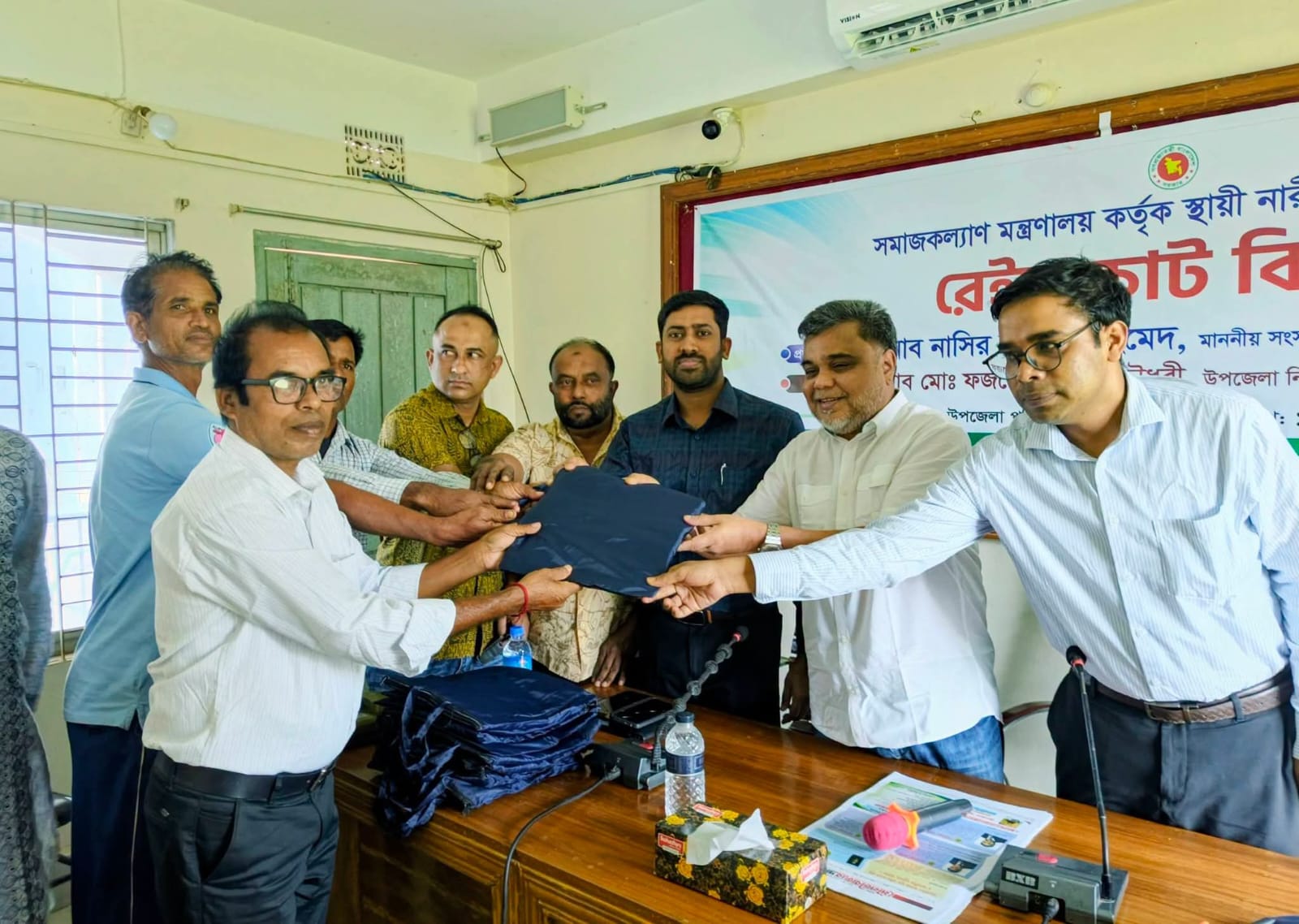 জুড়ীতে এমপি মিঠুর অর্থায়নে  ৬০০ নারী শ্রমিক পেলেন রেইনকোট