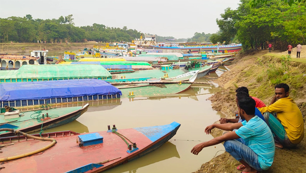&lsquo;সব ভাইঙ্গা লইয়া যাইতেছে, আমরারে বাঁচান&rsquo;