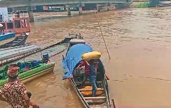 তাহিরপুরে ভারতীয় চিনির চালান জব্দ