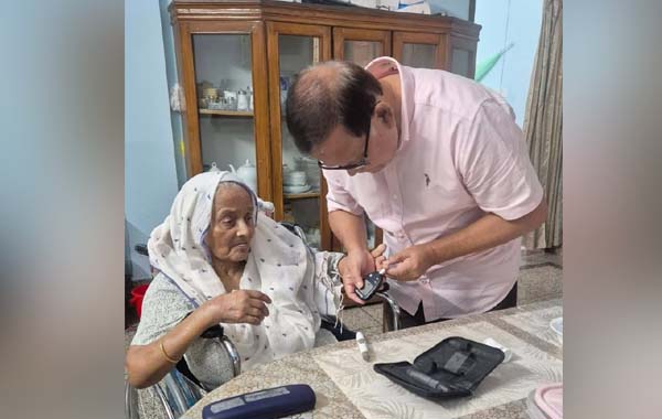ব্যস্ত রাজনৈতিক জীবনের মাঝেও মায়ের যত্নে ইমদাদ হোসেন চৌধুরী