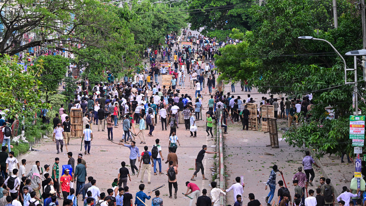 আখালিয়ায় শিক্ষার্থীদের সাথে পুলিশ-ছাত্রলীগের সংঘর্ষ, আহত ১০