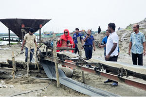 জাফলংয়ের ইসিএ এলাকায় ১০ ড্রেজার ও ৬ এক্সকেভেটর ধ্বংস জাফলংয়ের ইসিএ এলাকায় ১০ ড্রেজার ও ৬ এক্সকেভেটর ধ্বংস
