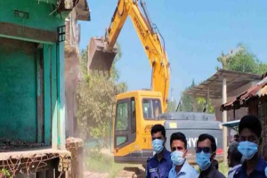 কুলাউড়ায় সরকারি খালের ওপর নির্মিত ভবনের অবৈধ অংশ উচ্ছেদ কুলাউড়ায় সরকারি খালের ওপর নির্মিত ভবনের অবৈধ অংশ উচ্ছেদ