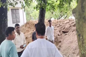 তাহিরপুরে ইউএনও কার্যালয়ের সামনেই বালুর স্তূপ, প্রশাসনের ভূমিকা নিয়ে প্রশ্ন তাহিরপুরে ইউএনও কার্যালয়ের সামনেই বালুর স্তূপ, প্রশাসনের ভূমিকা নিয়ে প্রশ্ন